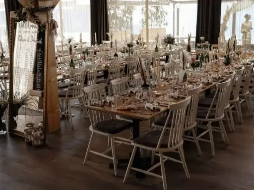 Festlich gedeckte Tische für Hochzeiten, mit Spiegel und Sitzplan. Welche Hochzeiten gibt es? Hier werden Chiara & Dominik gefeiert.