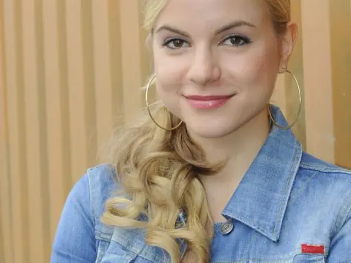 Julia Engelmann, lächelnd in Jeansjacke, denkt vielleicht an Liebe und Hochzeit.