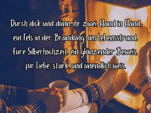 Gemütliche Füße am Kamin, ein Beweis für 25 Jahre Liebe. Perfekt für silberhochzeit witze, die das Herz erwärmen.