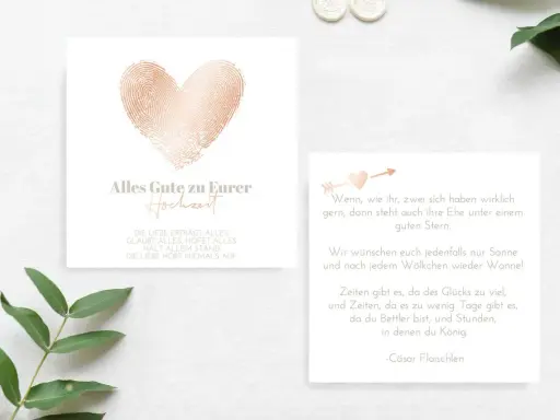 Hochzeitskarte mit Herz aus Fingerabdrücken und Glückwünschen. Ein Paar wird die Karte unterschreiben.