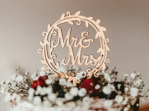 Holzdeko "Mr & Mrs" auf einer Hochzeitstorte mit Beeren und Schleierkraut. Alles Gute zum 5. Hochzeitstag!