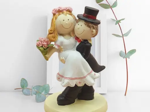 Ein süßes Brautpaar basteln: Die Figur zeigt ein lachendes Brautpaar im Hochzeitsanzug und Brautkleid, das sich umarmt.
