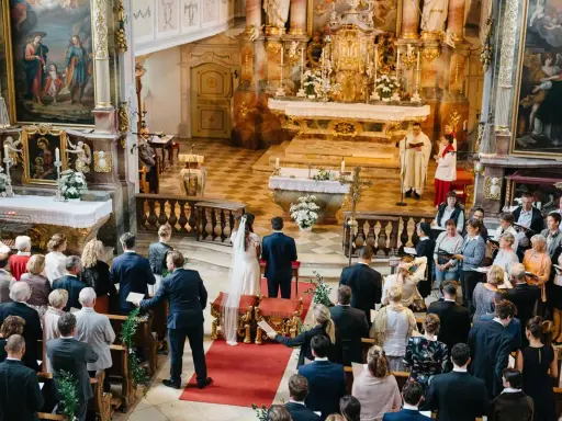 Hochzeit in der Kirche. Ein Paar heiratet, obwohl die Firmung nicht stattgefunden hat. Gäste verfolgen die Zeremonie.