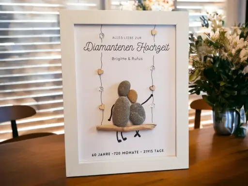 Gerahmtes Bild mit Steinfiguren, die eine diamantene Hochzeit feiern. 60 Jahre sind diamantene Hochzeit.