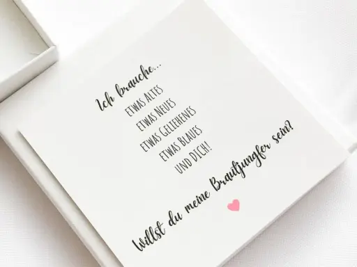 Eine Karte mit der Aufschrift "Ich brauche... etwas Altes, Neues, Geliehenes, Blaues und DICH! Willst du meine Brautjungfer sein?" – eine lustige Art, die Trauzeugin zu fragen.