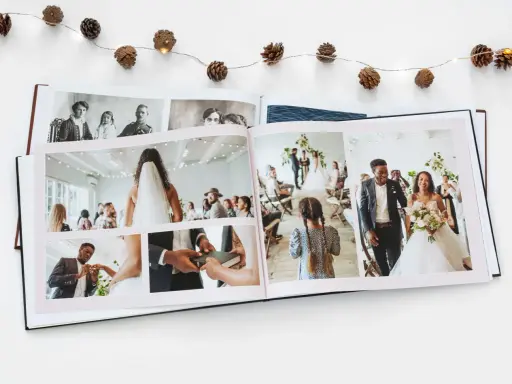 Hochzeitsfotografie Tipps: Ein offenes Hochzeitsalbum zeigt Momente der Zeremonie, Ringtausch und das glückliche Brautpaar.