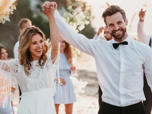 Glückliches Brautpaar feiert am Strand. Mit diesen spartipps hochzeit wird die Feier unvergesslich, ohne das Budget zu sprengen.
