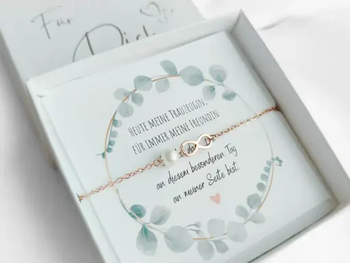 Ein Armband mit Unendlichkeitszeichen und Perle, verpackt mit einem **Trauzeugin Text**: "Heute meine Trauzeugin, für immer meine Freundin. An diesem besonderen Tag an meiner Seite bist.
