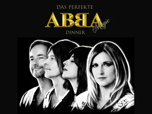ABBA Magic Dinner: Vier Musiker posieren für ein Schwarz-Weiß-Foto. Vielleicht spielen sie ein ABBA Hochzeitslied.