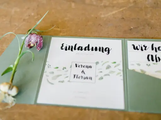 Eine elegante einladung hochzeit vorlage mit floralem Muster und einem Schachbrettblumen-Zweig.