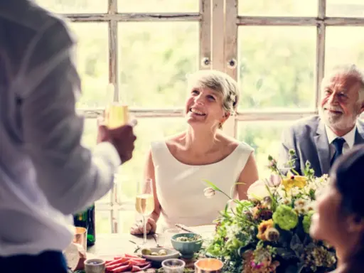 Ein glückliches Paar feiert seinen 40. Hochzeitstag. Die Bedeutung von 40 Jahren Ehe wird durch ihre strahlenden Gesichter und den Toast mit Champagner unterstrichen.