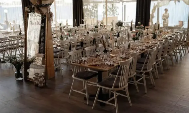Festlich gedeckte Tische für Hochzeiten, mit Spiegel und Sitzplan. Welche Hochzeiten gibt es? Hier werden Chiara & Dominik gefeiert.