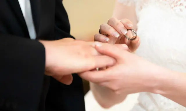 Brautpaar tauscht Ringe. Die Frage "was kostet eine hochzeit" beschäftigt viele, doch dieser Moment ist unbezahlbar.