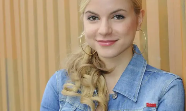 Julia Engelmann, lächelnd in Jeansjacke, denkt vielleicht an Liebe und Hochzeit.