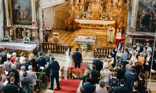 Hochzeit in der Kirche. Ein Paar heiratet, obwohl die Firmung nicht stattgefunden hat. Gäste verfolgen die Zeremonie.