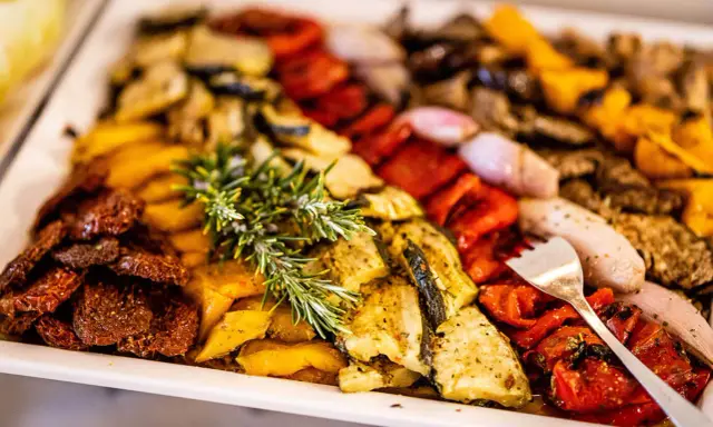 Buntes Buffet mit gegrilltem Gemüse und Kräutern – tolle hochzeitsessen ideen für ein Festmahl.
