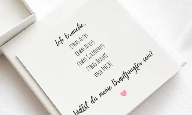 Eine Karte mit der Aufschrift "Ich brauche... etwas Altes, Neues, Geliehenes, Blaues und DICH! Willst du meine Brautjungfer sein?" – eine lustige Art, die Trauzeugin zu fragen.
