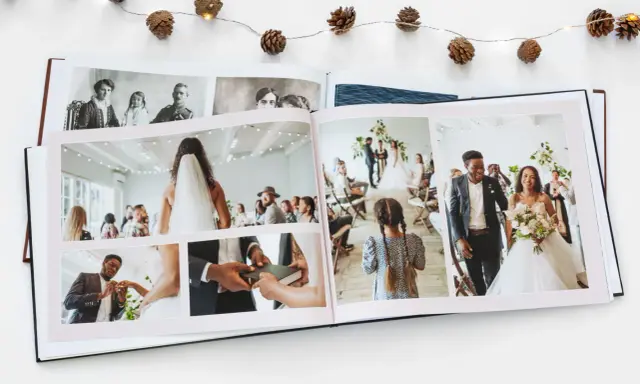 Hochzeitsfotografie Tipps: Ein offenes Hochzeitsalbum zeigt Momente der Zeremonie, Ringtausch und das glückliche Brautpaar.