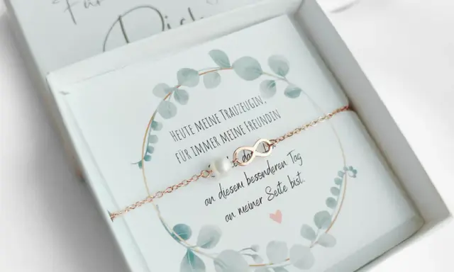 Ein Armband mit Unendlichkeitszeichen und Perle, verpackt mit einem **Trauzeugin Text**: "Heute meine Trauzeugin, für immer meine Freundin. An diesem besonderen Tag an meiner Seite bist.