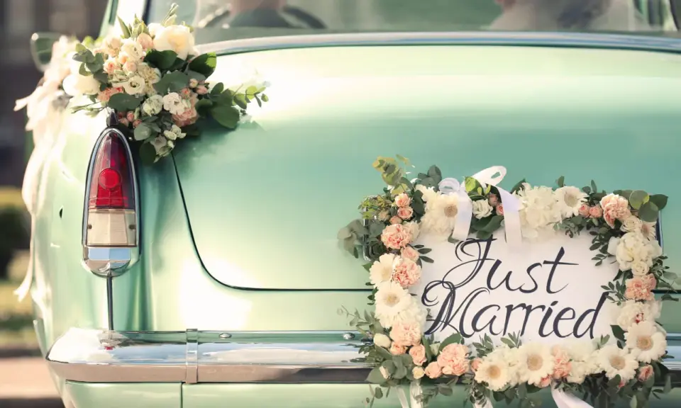 Hochzeitsauto mit Blumen geschmückt. Ein Schild "Just Married" und ein Brautstrauß zieren das Heck. Ein schöner Anlass für einen Sonderurlaub zur Hochzeit meines Bruders.