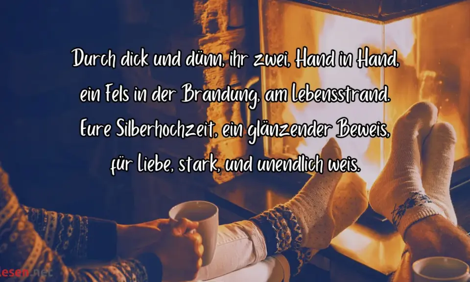 Gemütliche Füße am Kamin, ein Beweis für 25 Jahre Liebe. Perfekt für silberhochzeit witze, die das Herz erwärmen.