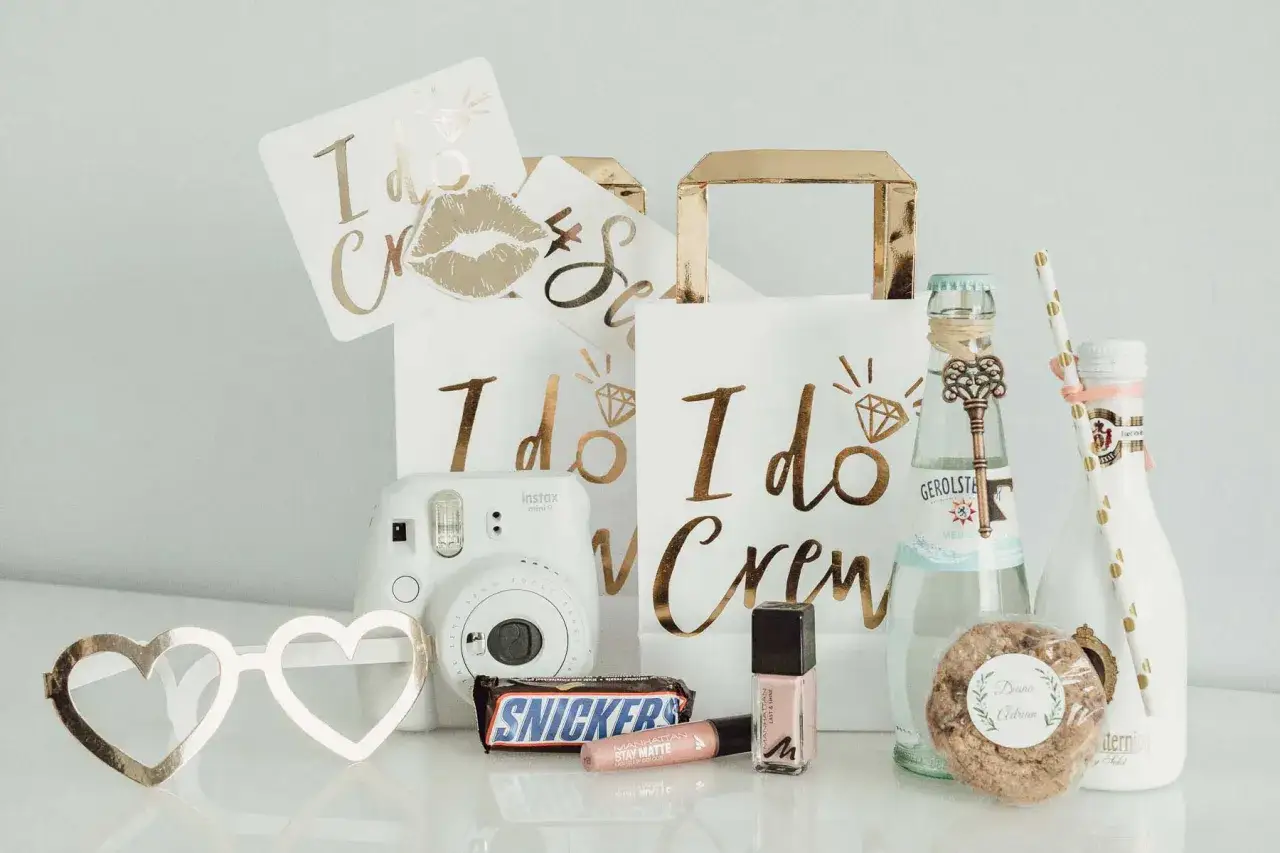 Hochzeitsparty-Geschenke: Kamera, Herzbrille, Snickers, Nagellack, Getränke und
