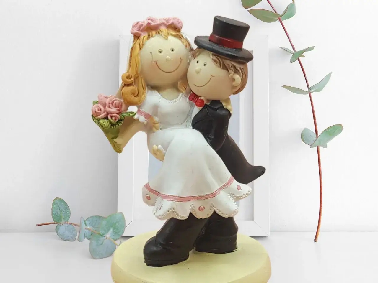 Ein süßes Brautpaar basteln: Die Figur zeigt ein lachendes Brautpaar im Hochzeitsanzug und Brautkleid mit Blumenstrauß.
