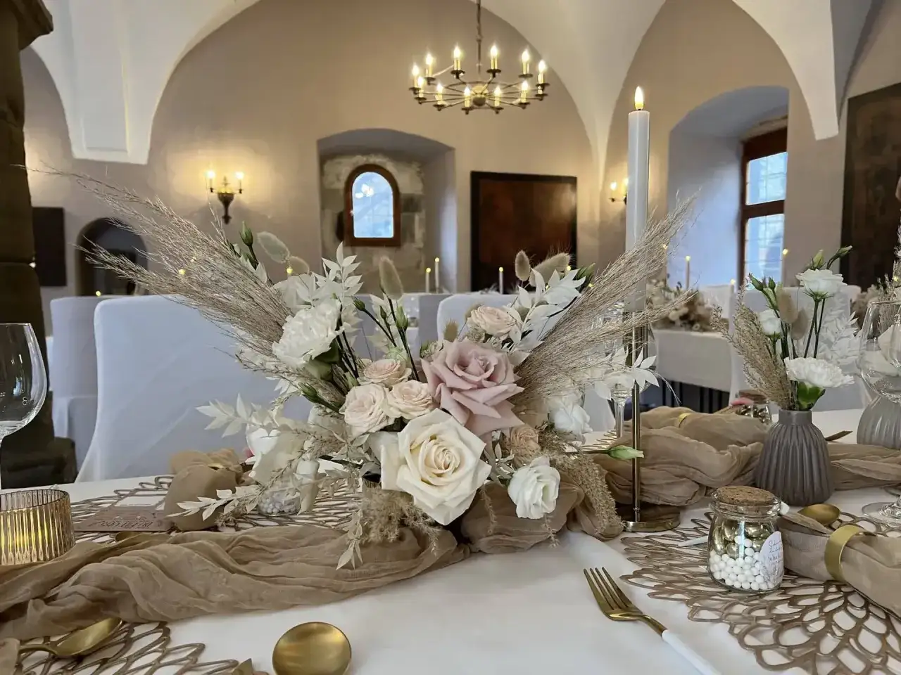 Festlich gedeckter Tisch mit Blumenarrangement und Kerzen. Ein Zeichen der 50 hochzeitstag bedeutung, das Liebe und Best&auml;ndigkeit feiert.