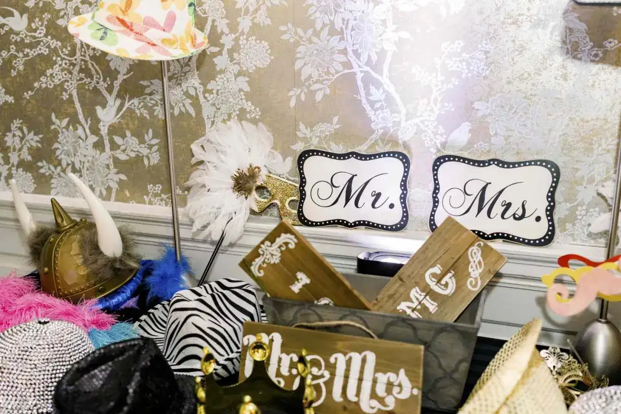 DIY Photo Booth mit lustigen Accessoires: Hüte, Masken,