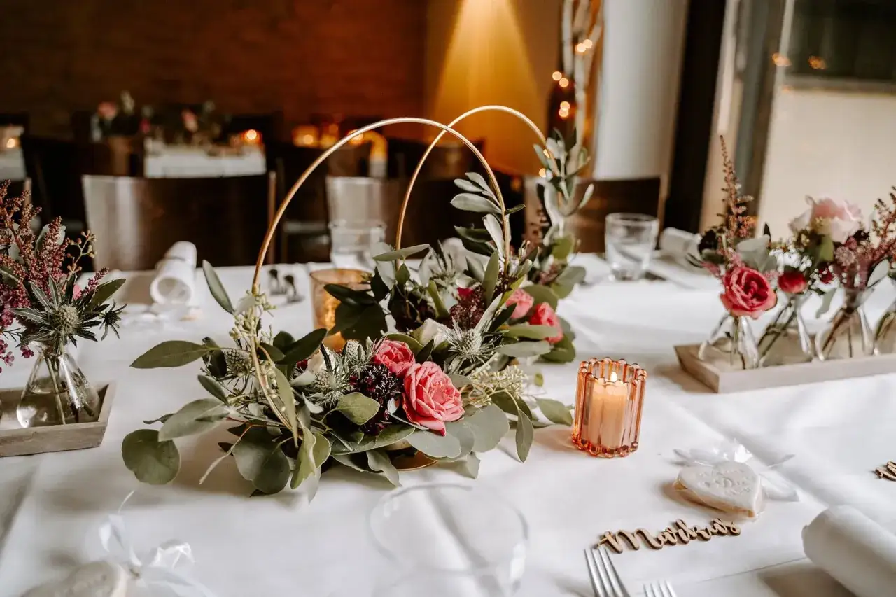 Tischdekoration mit Rosen, Eukalyptus und Kerzen. Wundersch&ouml;ne Ideen zur Hochzeit f&uuml;r eine romantische Atmosph&auml;re.