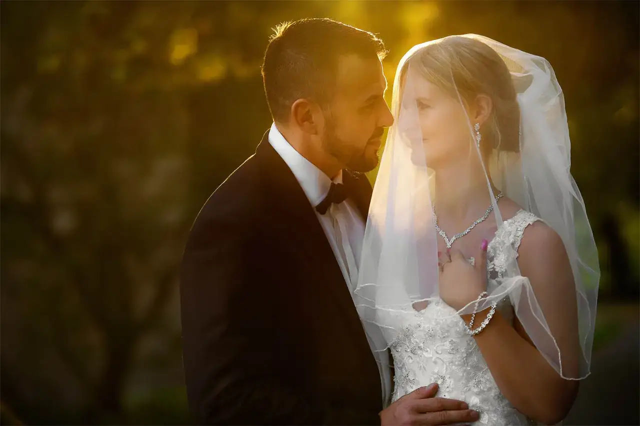 Brautpaar im goldenen Abendlicht, ein romantischer Moment. Tolle hochzeitsfotografie tipps f&uuml;r unvergessliche Bilder.