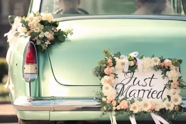 Hochzeitsauto mit Blumen geschmückt. Ein Schild "Just Married" und ein Brautstrauß zieren das Heck. Ein schöner Anlass für einen Sonderurlaub zur Hochzeit meines Bruders.