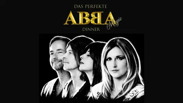 ABBA Magic Dinner: Vier Musiker posieren für ein Schwarz-Weiß-Foto. Vielleicht spielen sie ein ABBA Hochzeitslied.