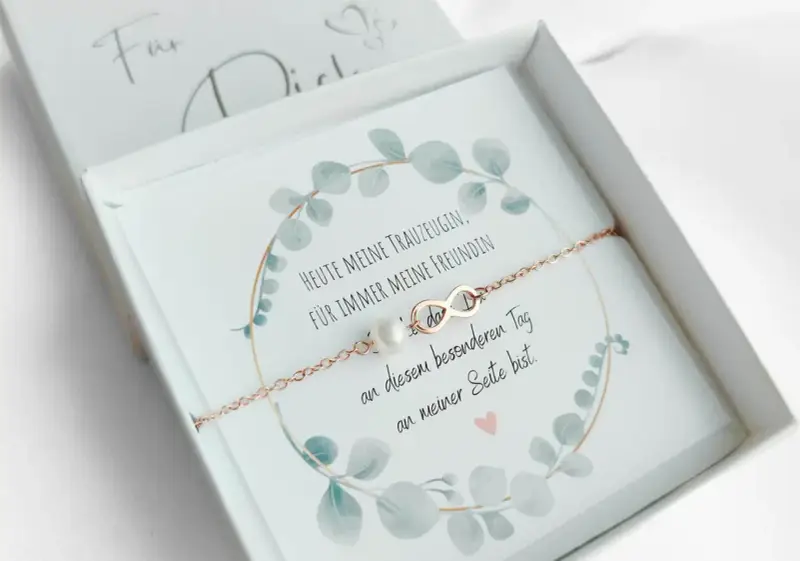 Ein Armband mit Unendlichkeitszeichen und Perle, verpackt mit einem **Trauzeugin Text**: "Heute meine Trauzeugin, für immer meine Freundin. An diesem besonderen Tag an meiner Seite bist.
